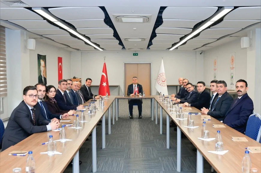 ADANA VALİSİ MUSTAFA YAVUZ İLÇE KAYMAKAMLARIYLA KAMU HİZMETLERİNİ DEĞERLENDİRDİ