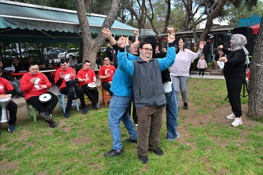 Bornova’da +1 Down Kafe’de düzenlenen ritim etkinliği otizm farkındalığına sahne oldu