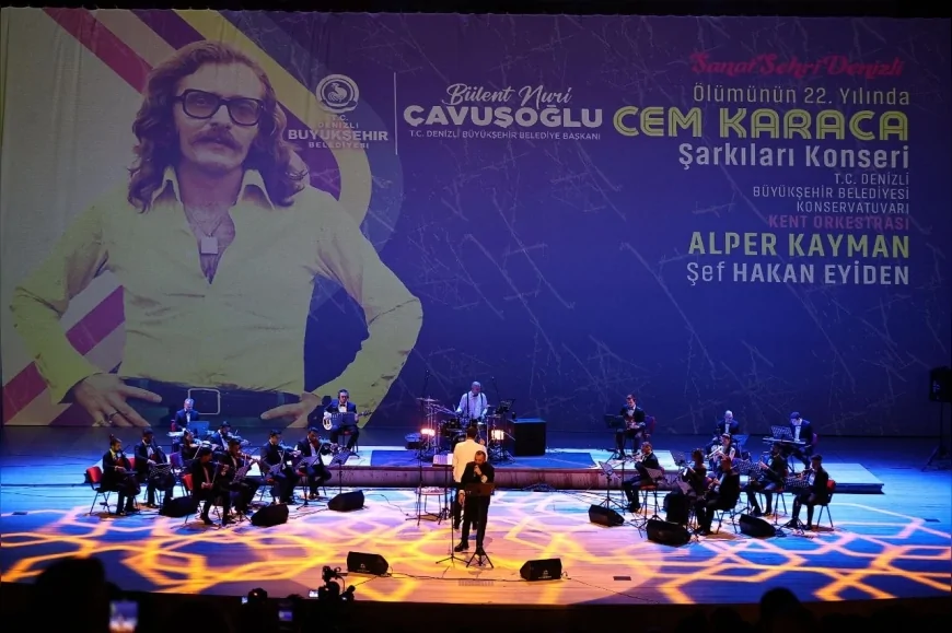 DENİZLİ BÜYÜKŞEHİR BELEDİYESİNDEN CEM KARACA ANISINA KONSER SALONDA NOSTALJİK ANLAR YAŞANDI