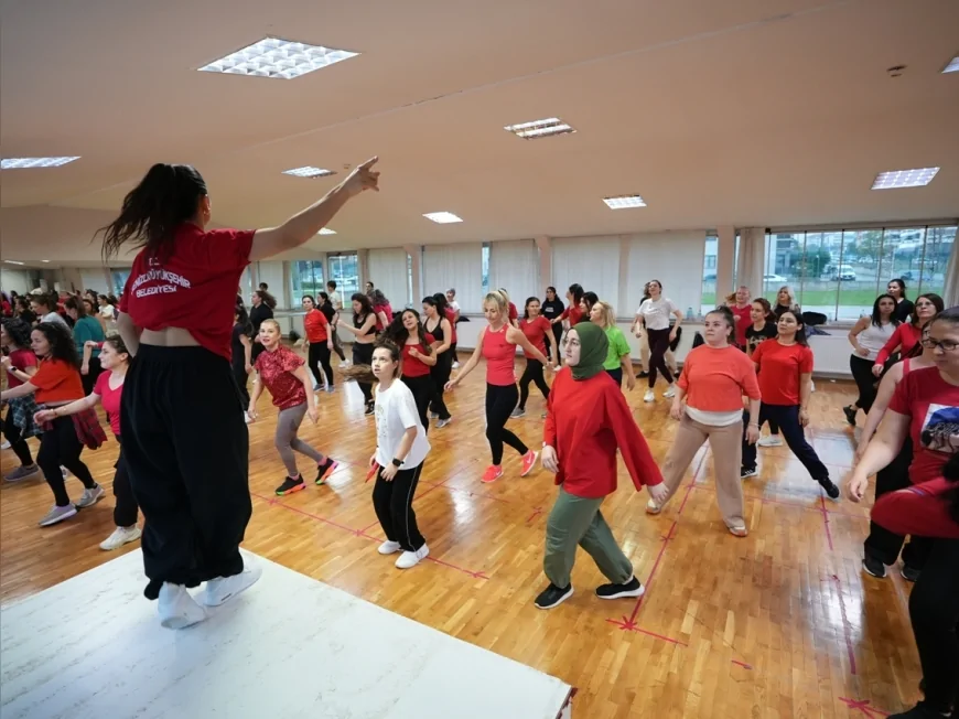 Denizli Büyükşehir Belediyesi 80 Kadının Katıldığı Zumba Etkinliğiyle Otizm Farkındalığı Oluşturdu