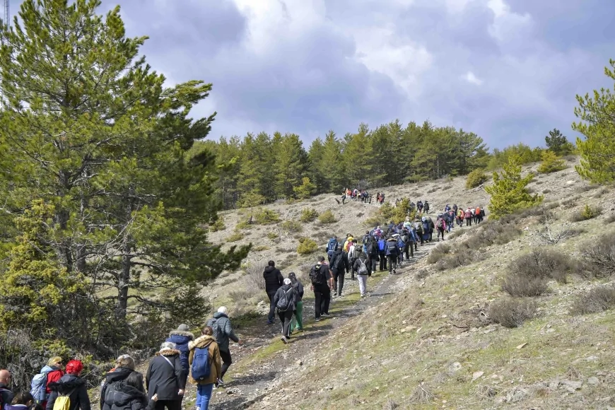 Ankara Büyükşehir Belediyesi Kızılcahamam Şahinler Tabiat Parkı’nda ücretsiz doğa yürüyüşü düzenledi