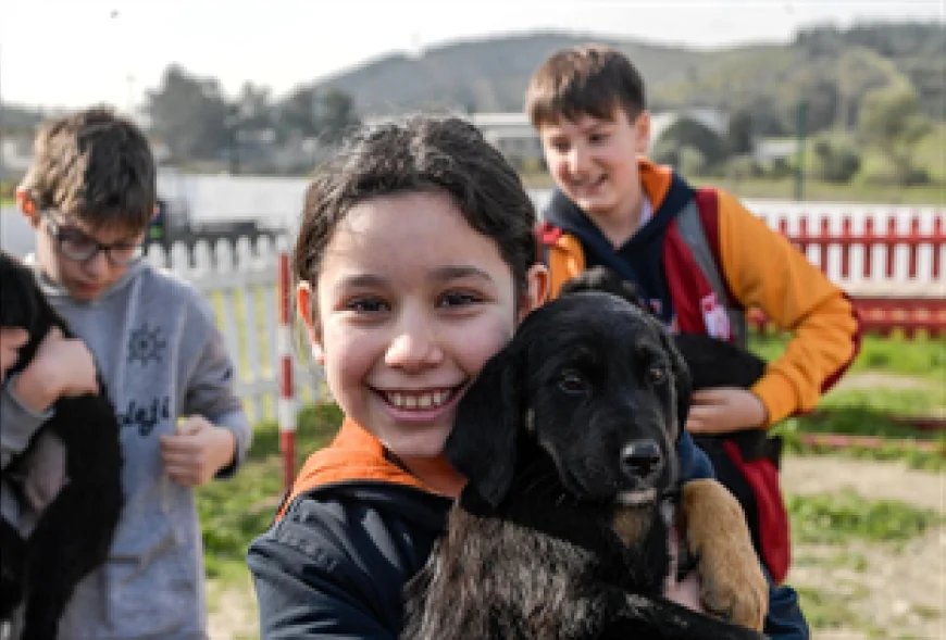 İzmir Büyükşehir Belediyesi “Patili Dostumuz” Projesiyle Engelli Çocukları Doğa ve Hayvanlarla Buluşturuyor