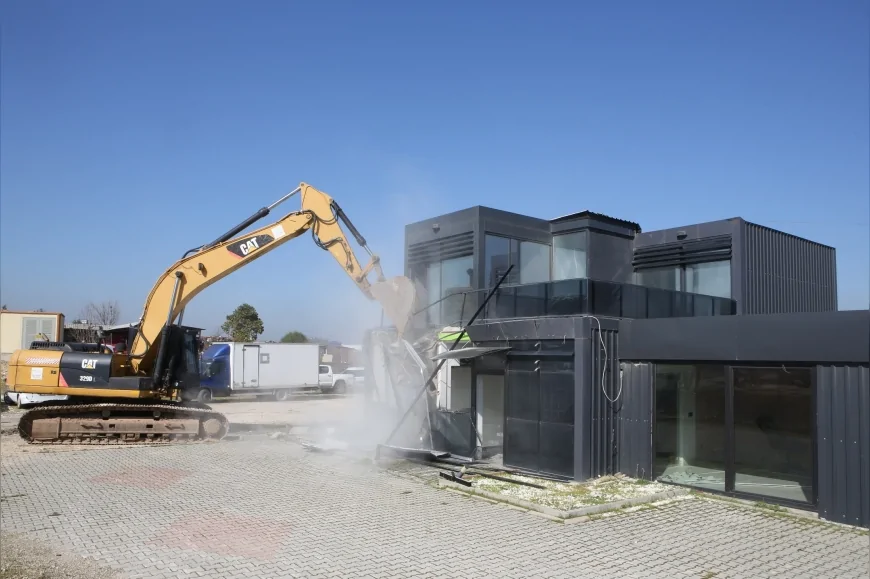 BURSA NİLÜFER’DE İMARA AYKIRI YAPILARA MÜDAHALE 3 KAÇAK YAPI YIKILDI