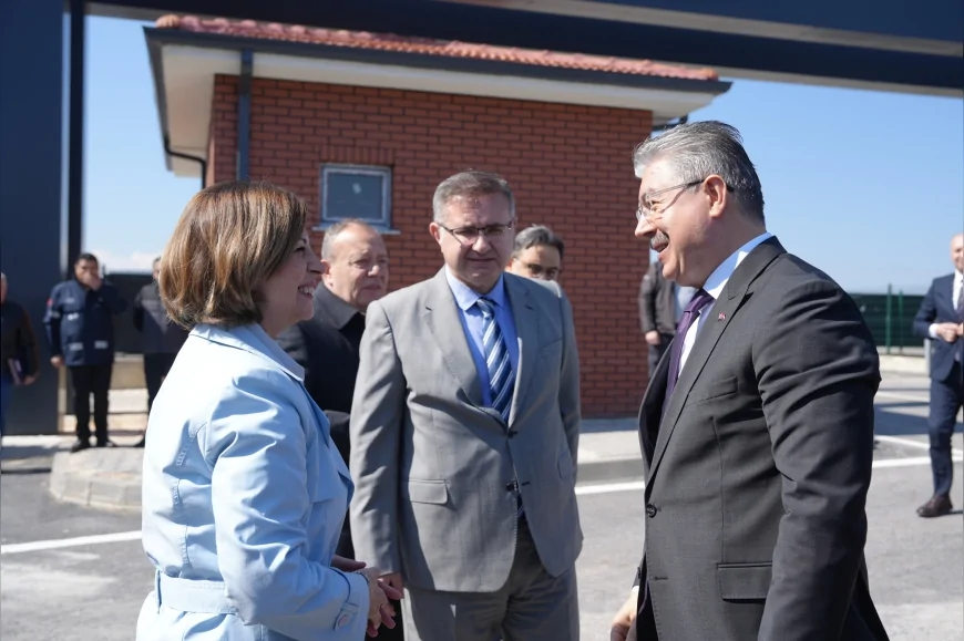 ESKİŞEHİR VALİSİ DR. ERDİNÇ YILMAZ VE BAŞKAN AYŞE ÜNLÜCE HAYVAN BAKIMEVİNDE İNCELEMELERDE BULUNDU