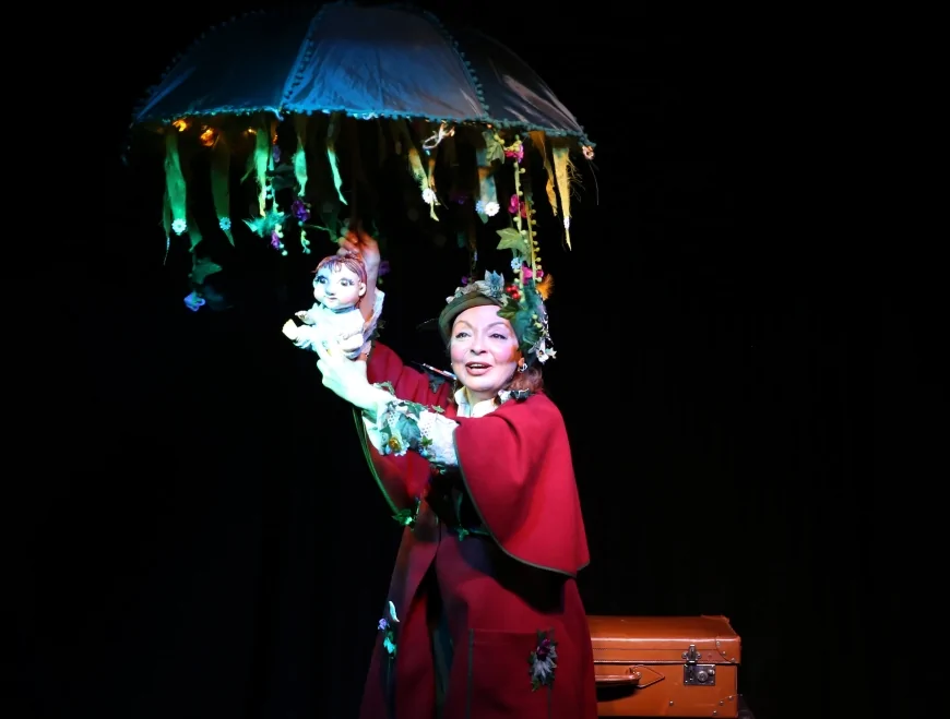 ESKİŞEHİR BÜYÜKŞEHİR ŞEHİR TİYATROLARI “RÜZGÂRDA SAVRULAN YAPRAKLAR” OYUNUNU SAHNEYE TAŞIDI