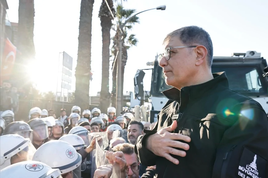 İzmir Büyükşehir Belediye Başkanı Dr. Cemil Tugay Meslek Fabrikası önünde nöbete başladı “Bu bina halka geri verilene kadar buradayım”