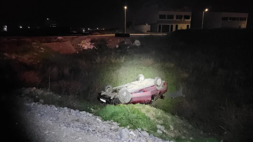 Çorum’da Şarampole Devrilen Otomobilin İçindekiler Aracı Bırakarak Kaçtı