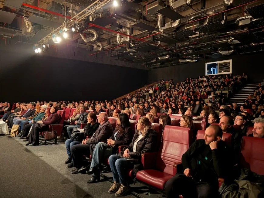 Yalova’da “Çat Kapı” Oyunu Sahnelendi Tiyatroseverler Kahkaha Dolu Bir Akşam Yaşadı