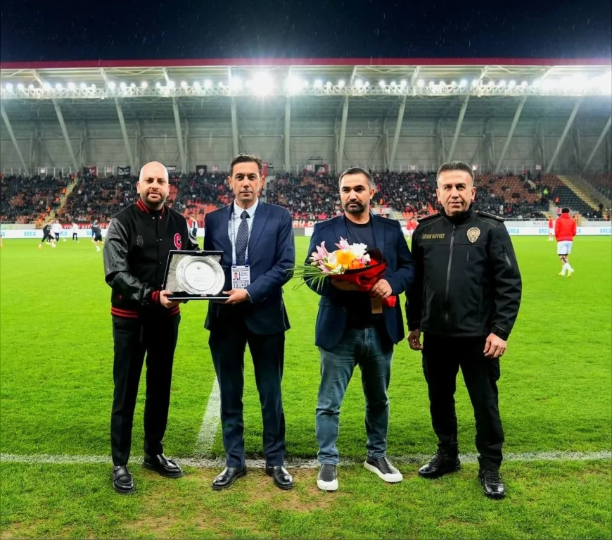 Çorum’da Polis Haftası kapsamında Arca Çorum FK’dan İl Emniyet Müdürü Arif Pehlivan’a plaket ve çiçek takdimi