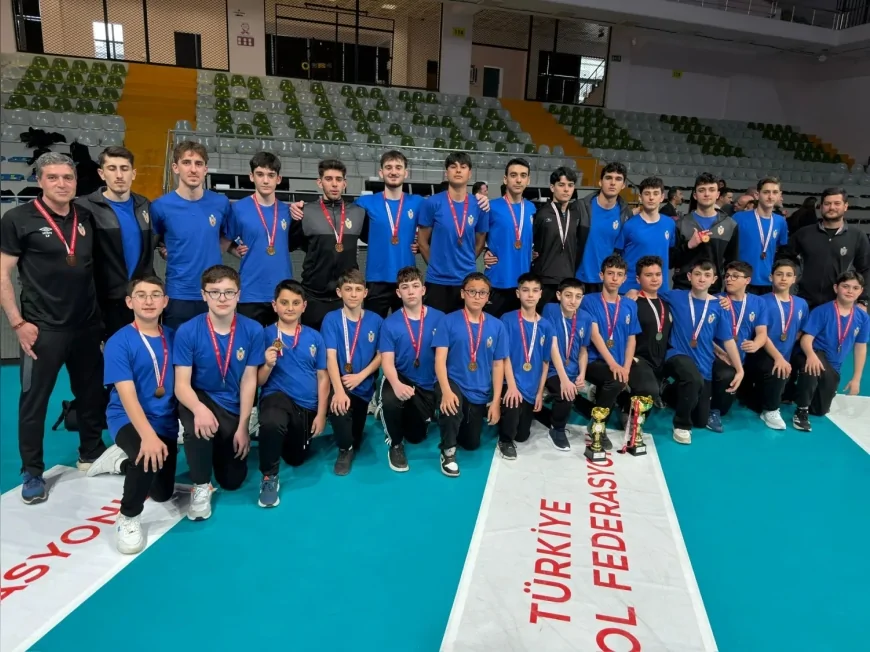 İnegöl Belediyespor Voleybolda Bursa’ya Damga Vurdu Midi Erkeklerde Şampiyonluk Geldi