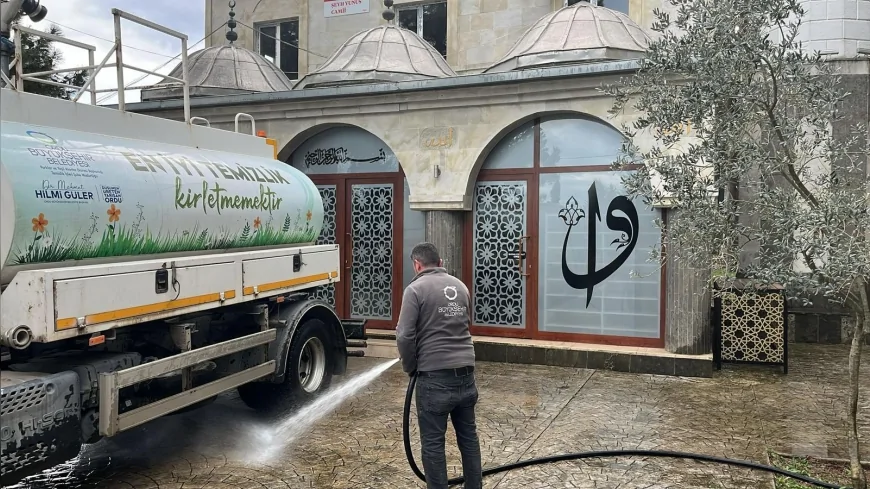 Ordu Büyükşehir Belediyesi il genelindeki camilerde kapsamlı temizlik çalışmalarıyla ibadethaneleri pırıl pırıl hale getiriyor