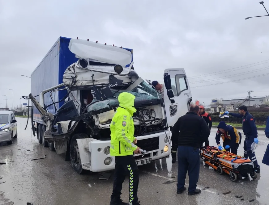 Çorum’da iki kamyon çarpıştı sürücü araçta sıkışarak yaralandı