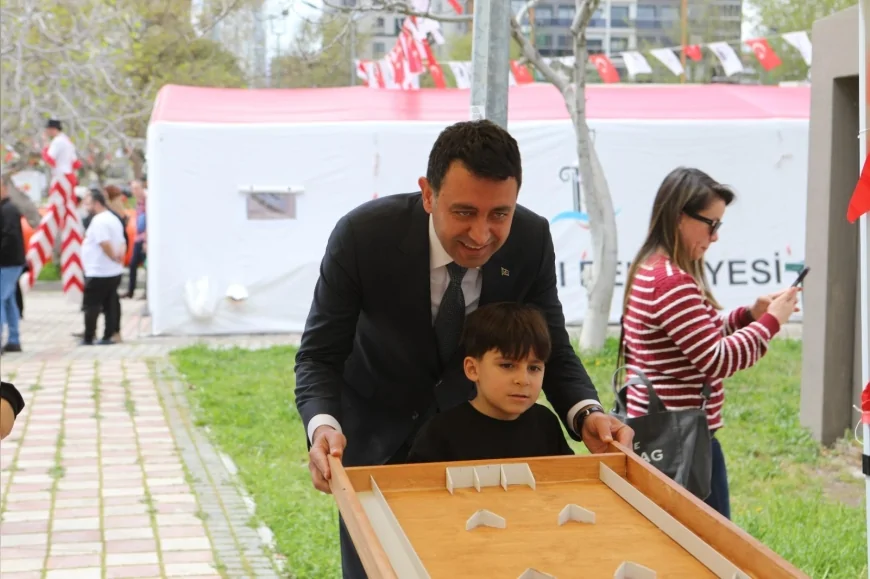 Bayraklı Belediyesi’nin düzenlediği Çocuk Kitap Şenliği üç gün boyunca yoğun katılımla gerçekleşti