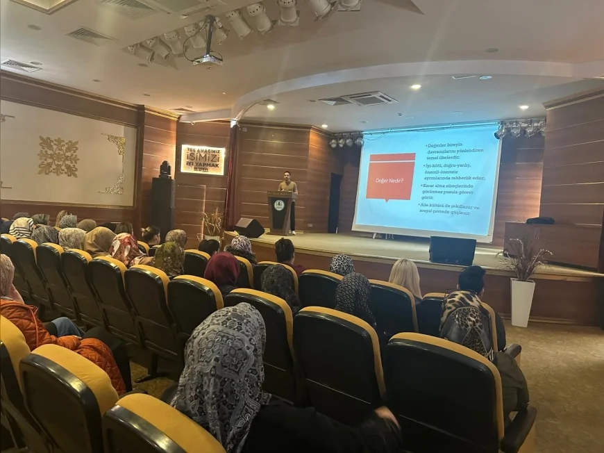 Pursaklar’da düzenlenen eğitim seminerinde aile ve medya okuryazarlığının toplumsal değerlerdeki rolü ele alındı