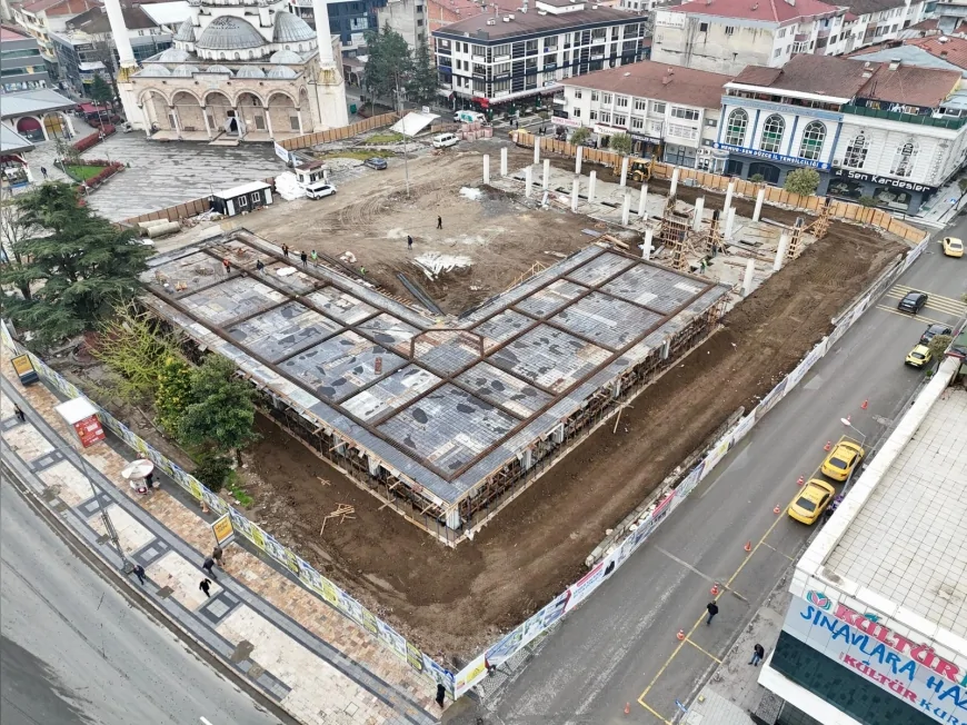 DÜZCE BELEDİYE BAŞKANI DR. FARUK ÖZLÜ’NÜN PROJESİ CEDİDİYE ÇARŞISI’NDA İNŞAAT HIZLA YÜKSELİYOR