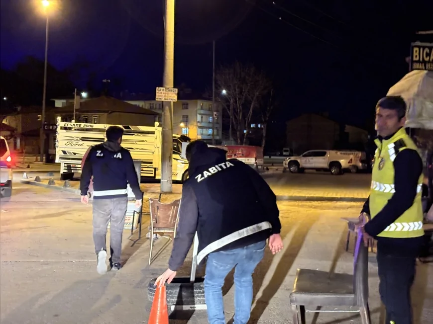 Çorum Belediyesi Gece Denetimlerinde Kaldırım ve Yol İşgallerine Müdahale Etti