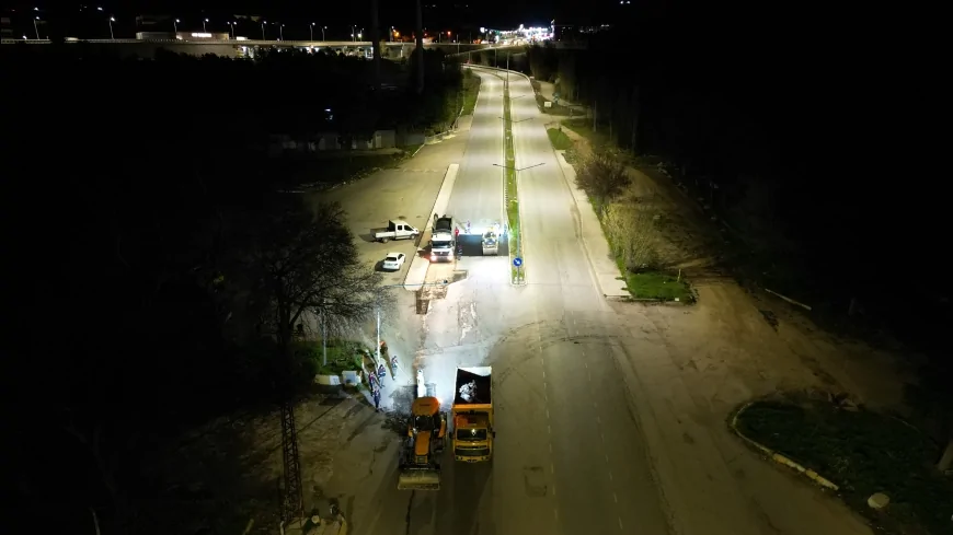 Çorum Belediyesi Gazi Caddesi’nde Gece Boyu Yol Bakım ve Onarım Çalışması Gerçekleştirdi