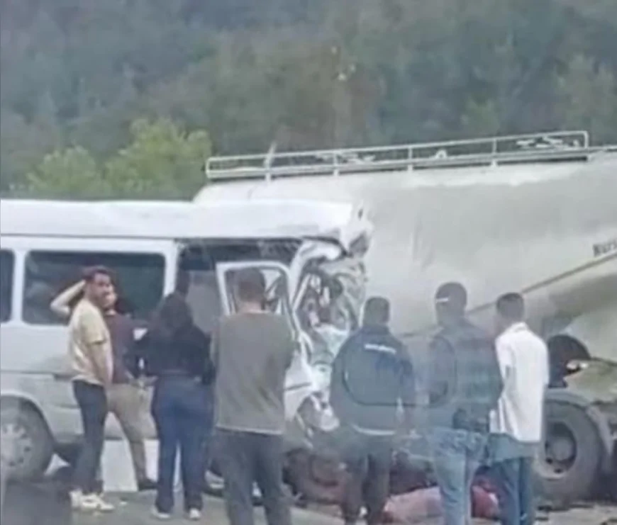 Antalya–Isparta Karayolunda Yolcu Minibüsü ile Tanker Çarpıştı 7 Kişi Hayatını Kaybetti