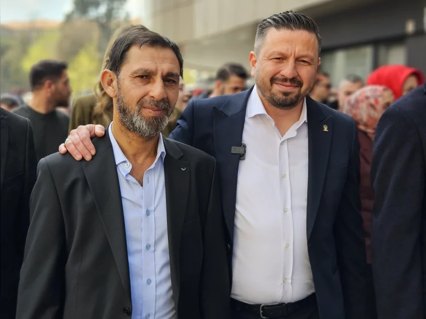 AK Parti Balıkesir İl Başkanı Mehmet Aydemir Romanlar Günü’nde vatandaşlarla birlikte Roman havası oynadı