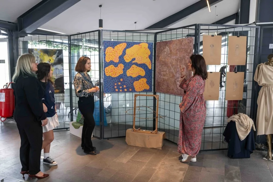 Bornova Belediyesi ev sahipliğinde “Antik Safari” sergisi Yeşilova Höyüğü’nde sanatseverlerle buluştu