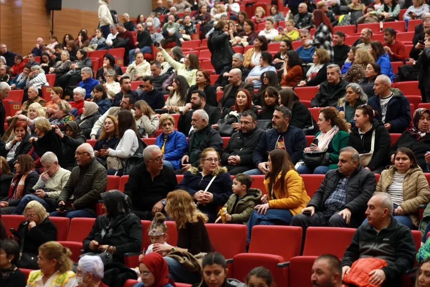 Yenimahalle Belediyesi “Sesler ve Suretler” etkinliğinde türküler hikâyelerle sahnede buluştu