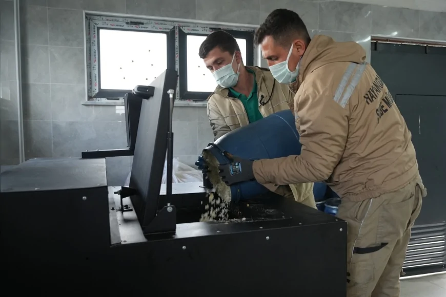 Eskişehir Büyükşehir Belediyesi atık yemekleri mamaya dönüştürerek sokak hayvanlarının beslenmesine katkı sağlıyor