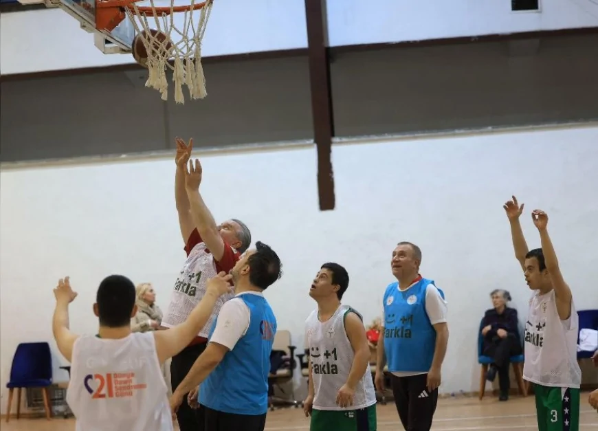 Gençlik ve Spor Bakanı Dr. Osman Aşkın Bak down sendromlu sporcularla basketbol maçında buluştu