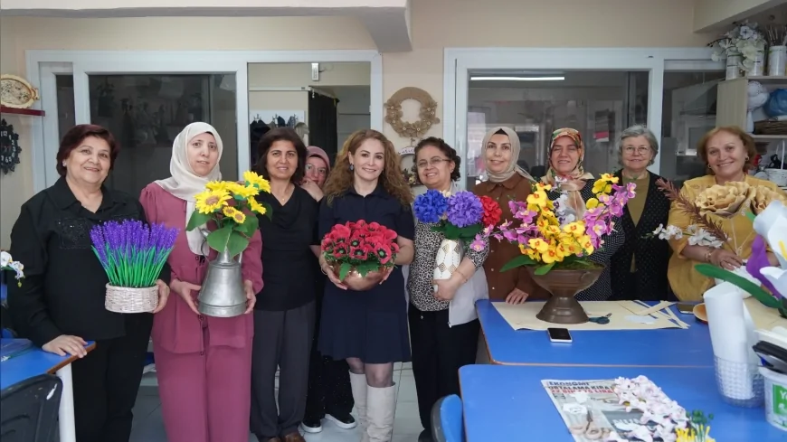Yunusemre Belediyesi Kadın Dayanışma ve Eğitim Merkezleri Kursiyerleri: “Atık Malzemeleri Sanata Dönüştürerek Hem Ev Ekonomisine Hem Çevreye Katkı Sağlıyoruz”