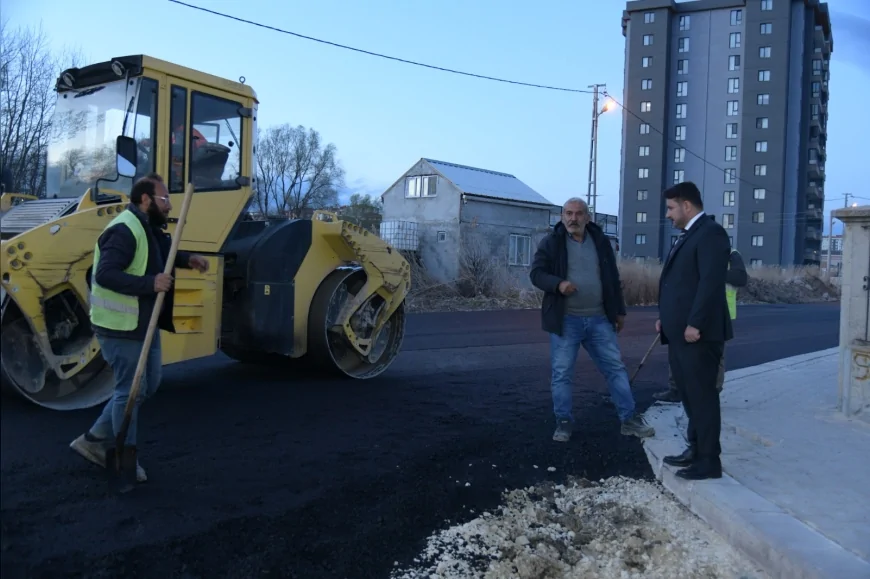 Kahramankazan Belediye Başkanı Selim Çırpanoğlu Okul Çevresindeki Asfalt Çalışmalarını İnceledi