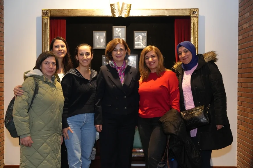 Eskişehir Büyükşehir Belediye Başkanı Ayşe Ünlüce “Unutmak” oyununda sanatseverlerle buluştu