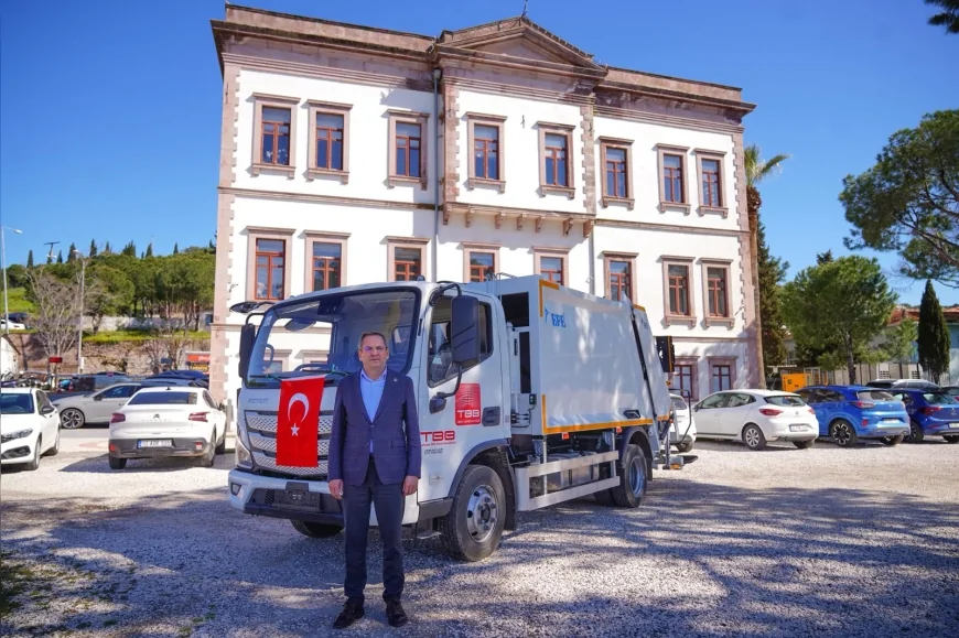 Ayvalık Belediyesi Temizlik İşleri Filosuna Yeni Çöp Kamyonu Ekledi