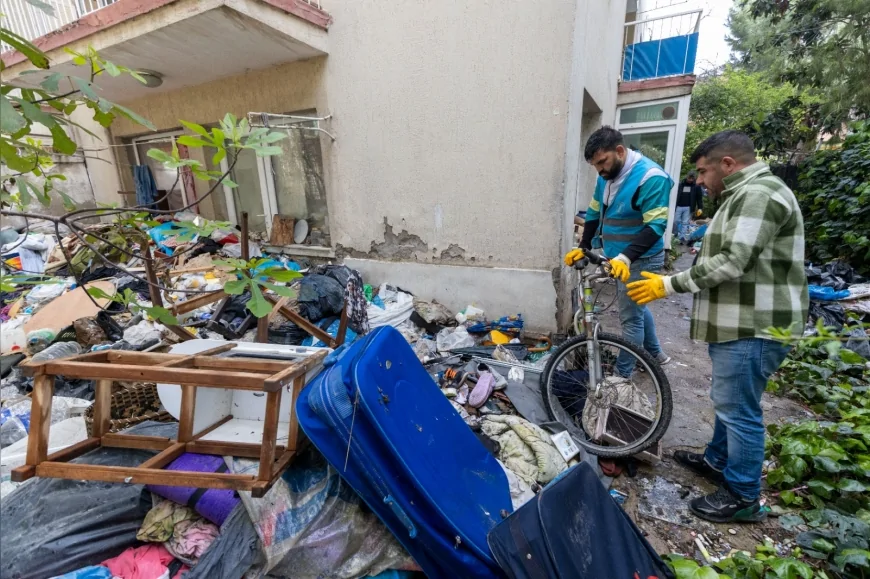 Karşıyaka Belediyesi Bostanlı’da Çöp Eve Müdahale Etti 3 Ton Atık Çıkarıldı