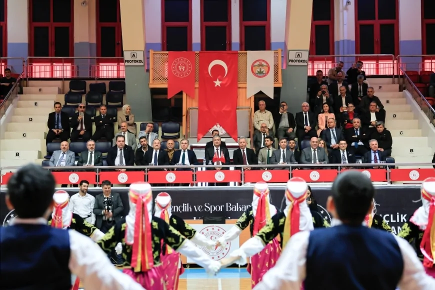 Adana Valisi Mustafa Yavuz Öğrencilere 10 Binden Fazla Spor Malzemesi Dağıttı