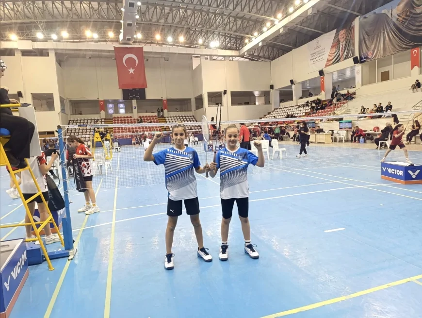 Yunusemre Belediyesporlu Badmintoncular Elif Ada Ceylan ve Irmak Denktaş Türkiye Üçüncüsü Oldu