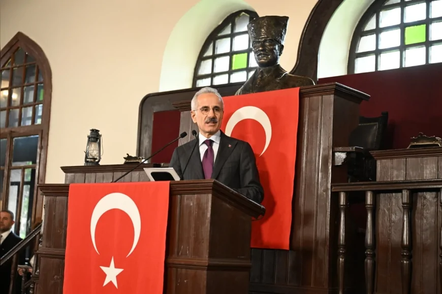 Ulaştırma ve Altyapı Bakanı Abdulkadir Uraloğlu: “Bu plaket geçmişle bugün arasında kurduğumuz köprünün simgesidir”