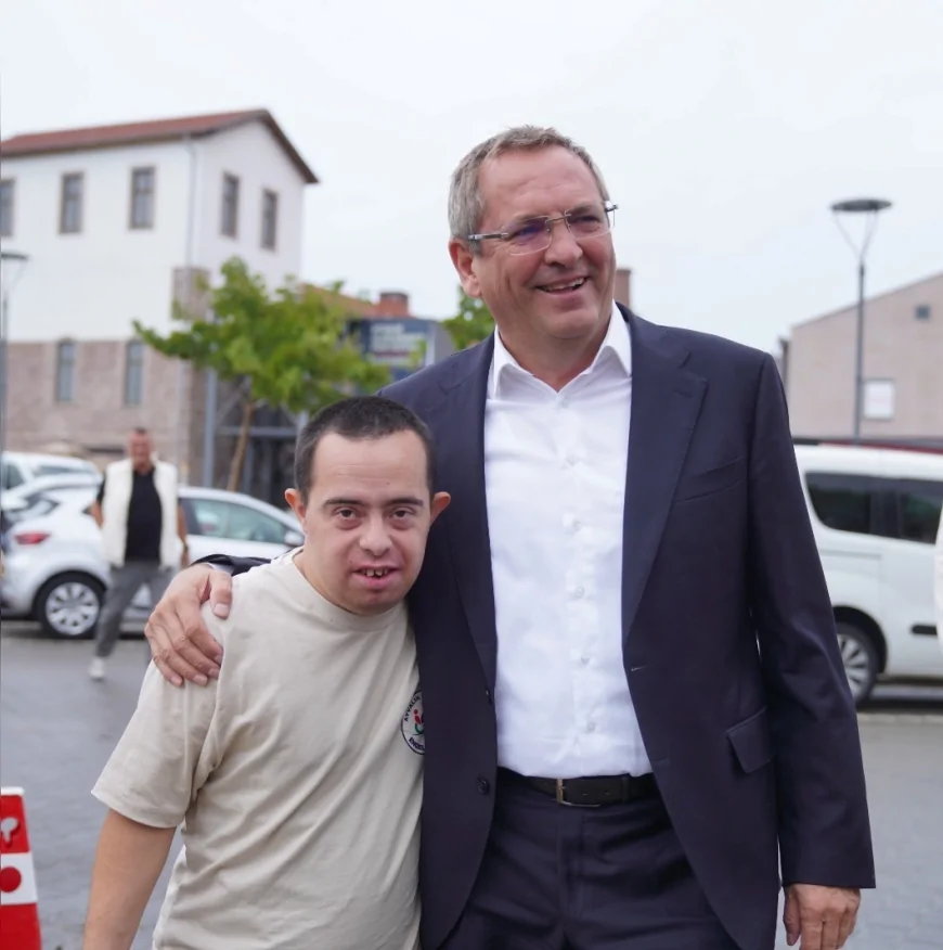 AYVALIK BELEDİYE BAŞKANI MESUT ERGİN ENGELSİZ KAFE’DE ALİ BARAN’A SÜRPRİZ DOĞUM GÜNÜ KUTLAMASI YAPTI