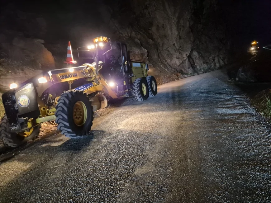 Muğla Fethiye Faralya’da Heyelan Nedeniyle Kapanan Yol İçin Büyükşehir Ekipleri Seferber Oldu