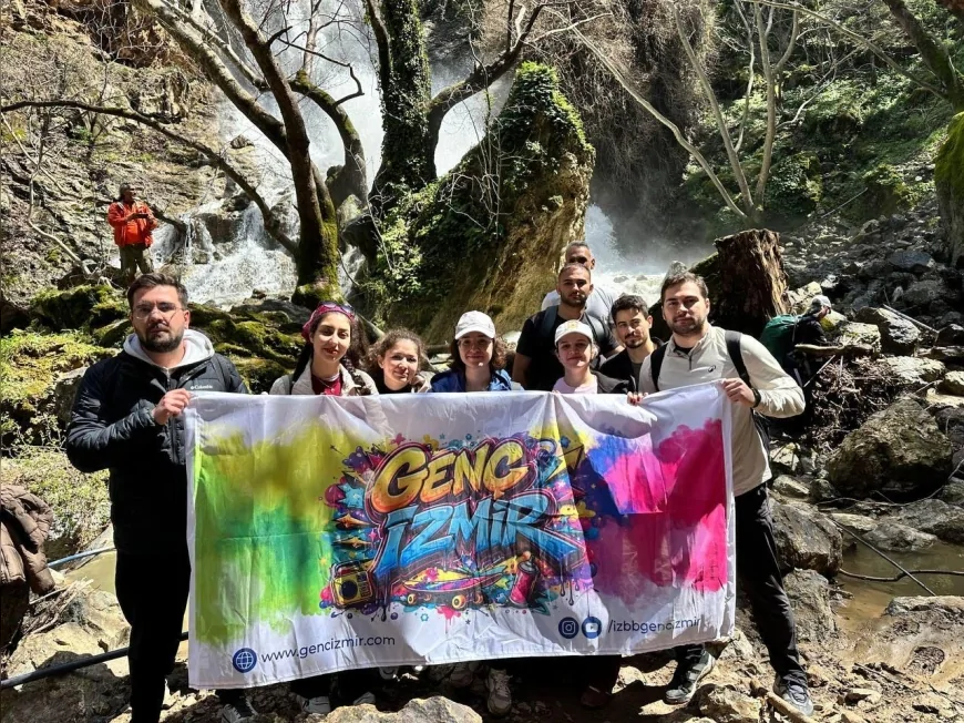 İzmir Büyükşehir Belediyesi Efes Mimas Yolu’nda 180 Kişiyle Bahar Yürüyüşü Düzenledi