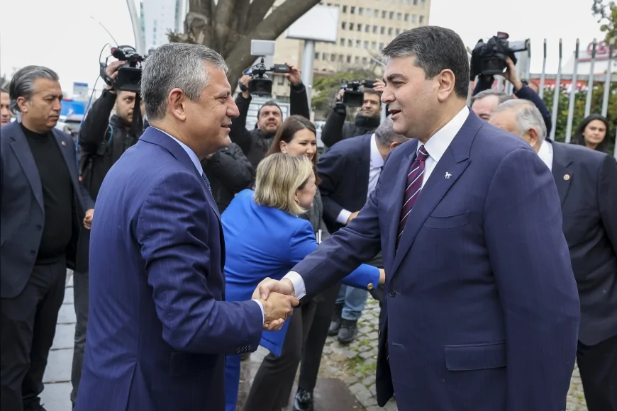 CHP Genel Başkanı Özgür Özel: “Ara seçimden kaçmak anayasa ihlali ve siyasi tükenmişliktir”