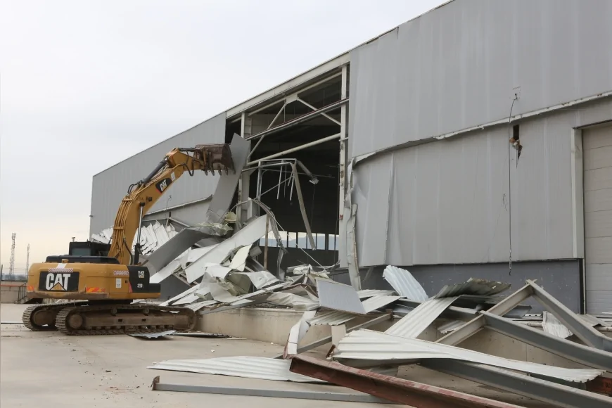 Nilüfer Belediyesi Yaylacık’ta 4 Bin Metrekarelik Kaçak Depoyu Yıktı