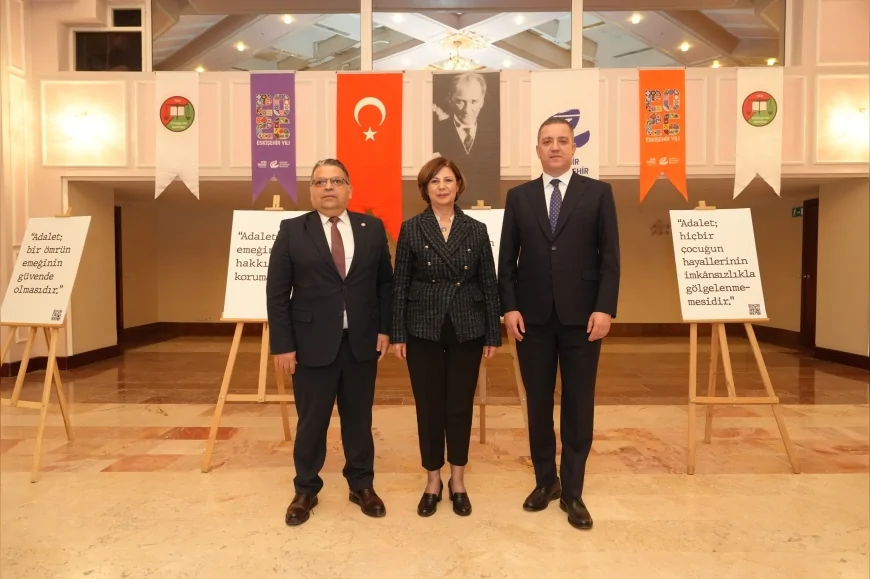 ESKİŞEHİR BÜYÜKŞEHİR BELEDİYE BAŞKANI AYŞE ÜNLÜCE 2026 ESKİŞEHİR YILI KAPSAMINDA AÇILAN “26 CÜMLEDE ADALET” SERGİSİNE KATILDI
