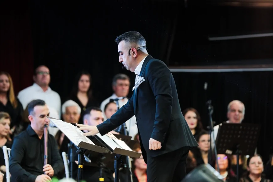 ALİAĞA BELEDİYESİ KOROSU AŞIK VEYSEL TÜRKÜLERİYLE SAHNEDE DUYGU DOLU GECE YAŞATTI