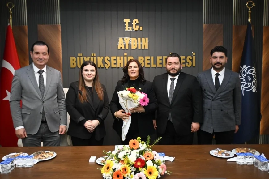 AYDIN BÜYÜKŞEHİR BELEDİYE BAŞKANI ÖZLEM ÇERÇİOĞLU’NA AK PARTİ GENÇLİK KOLLARINDAN NEZAKET ZİYARETİ