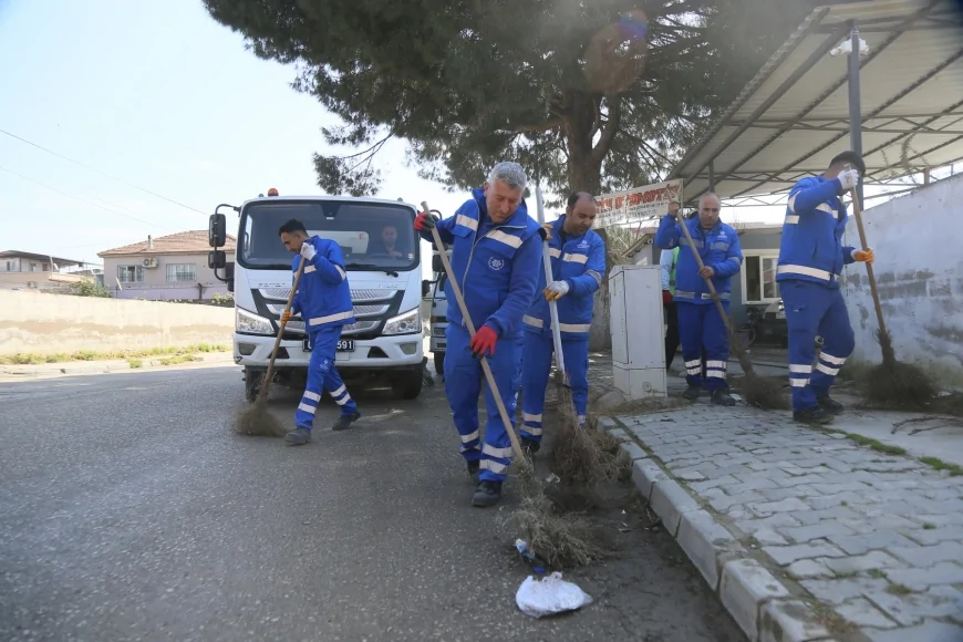 Aydın Büyükşehir Belediyesi Acarlar Mahallesi ve Halinde kapsamlı temizlik çalışması gerçekleştirdi
