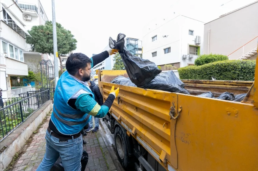 Karşıyaka Belediyesi Bostanlı’daki çöp eve müdahale etti 3 ton atık temizlendi