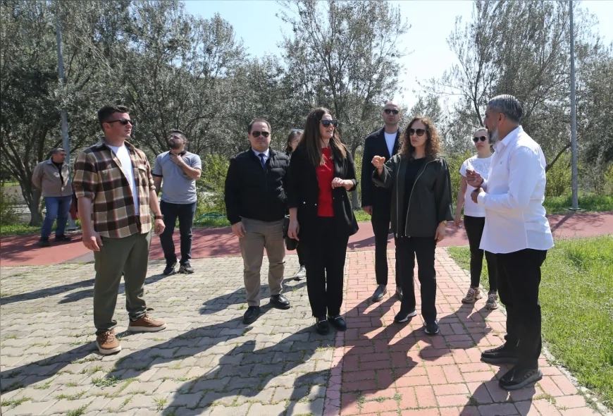 Karşıyaka Belediye Başkanı Yıldız Ünsal park yenileme çalışmalarını yerinde inceledi