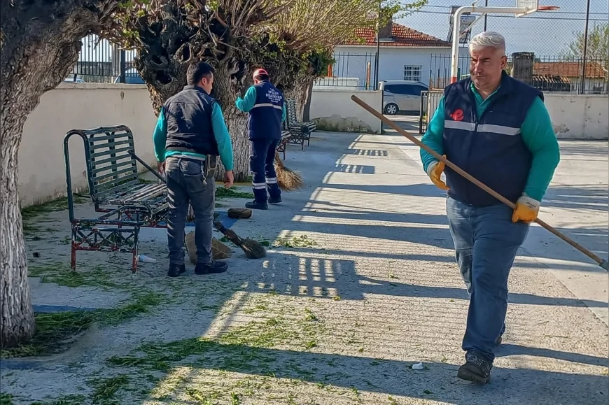 Aydın Efeler Belediyesi Kocagür Mahallesi'nde Kapsamlı Çevre Bakımı Ve Ot Biçme Çalışması Yaptı