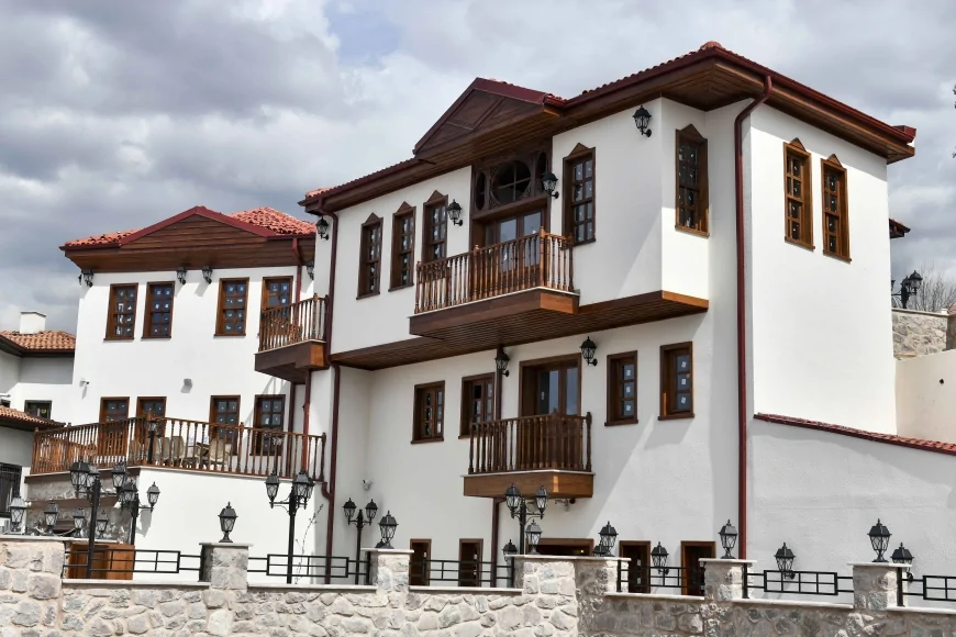 ANKARA BÜYÜKŞEHİR BELEDİYESİ ANKARA KALESİ’NDE ÜÇ TARİHİ YAPIYI GASTRONOMİ MERKEZİNE DÖNÜŞTÜRDÜ