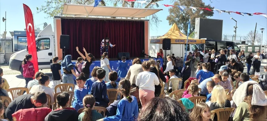 İzmir Büyükşehir Belediyesi 23 Nisan coşkusunu gezici sahne ile ilçelere taşıdı