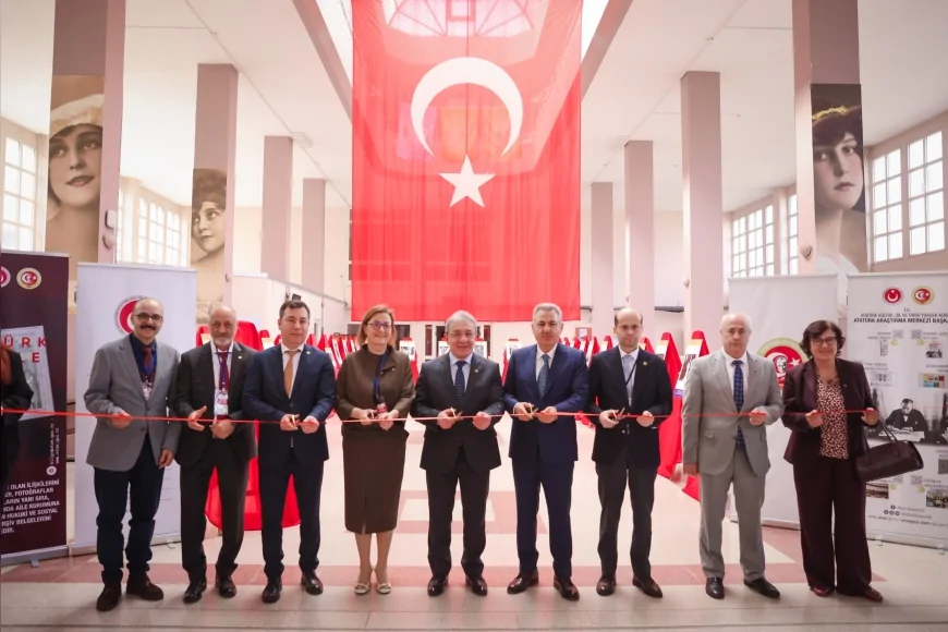 İzmir’de Uluslararası Aile Sempozyumu başladı güçlü aile vurgusu öne çıktı